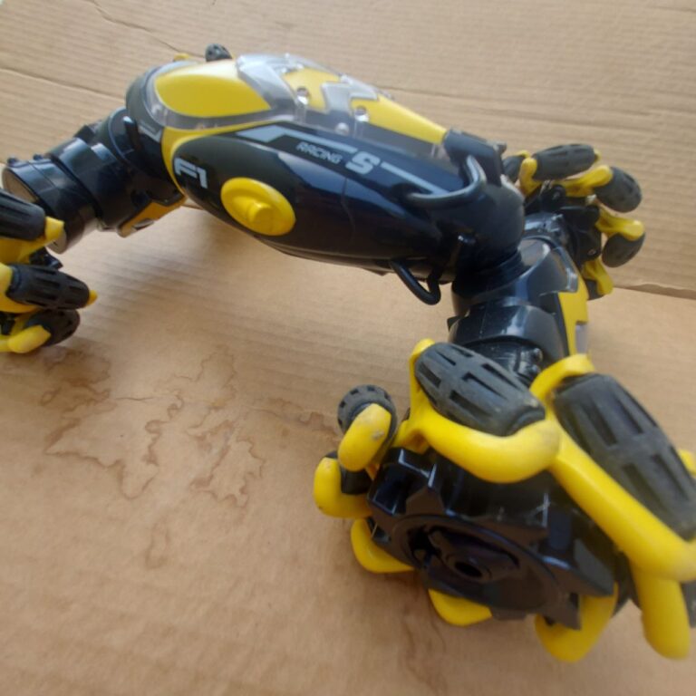 מכונית פעלולים מקצועית 4X4 עם שלט רגיל ושלט שעון לביש photo review